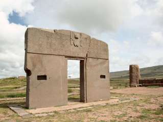 Salida para Bolivia y visita del sitio de Tiwanaku